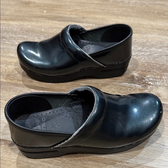 Dansko Size 39 Glossy Green Women's Clogs - Picture 11 of 12